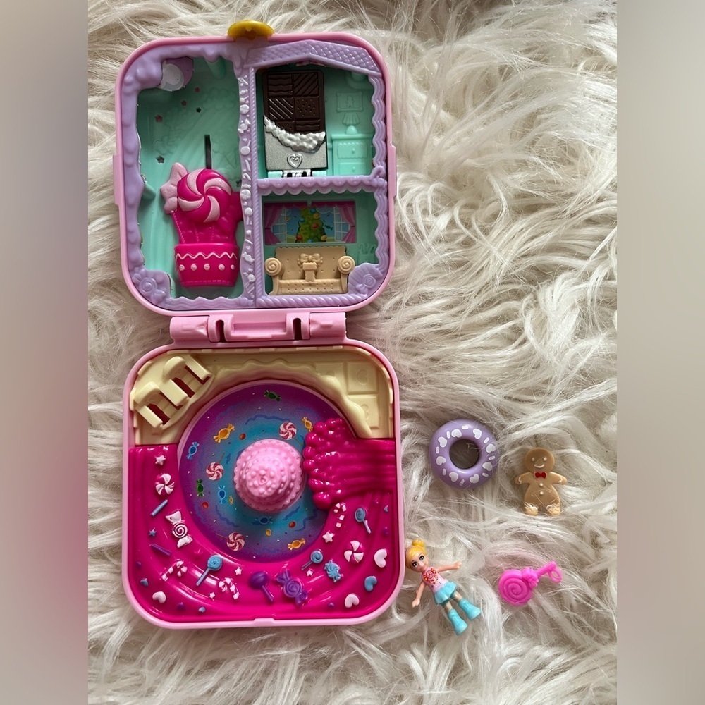 Polly Pocket Partytime Surprise Pink With Figure 2018 GDL84 Gingerbread Man - Picture 1 of 5